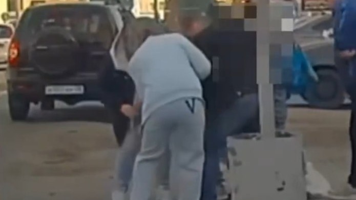 Сотрудник МЧС спас ребенка, который начал задыхаться из-за конфеты посреди улицы