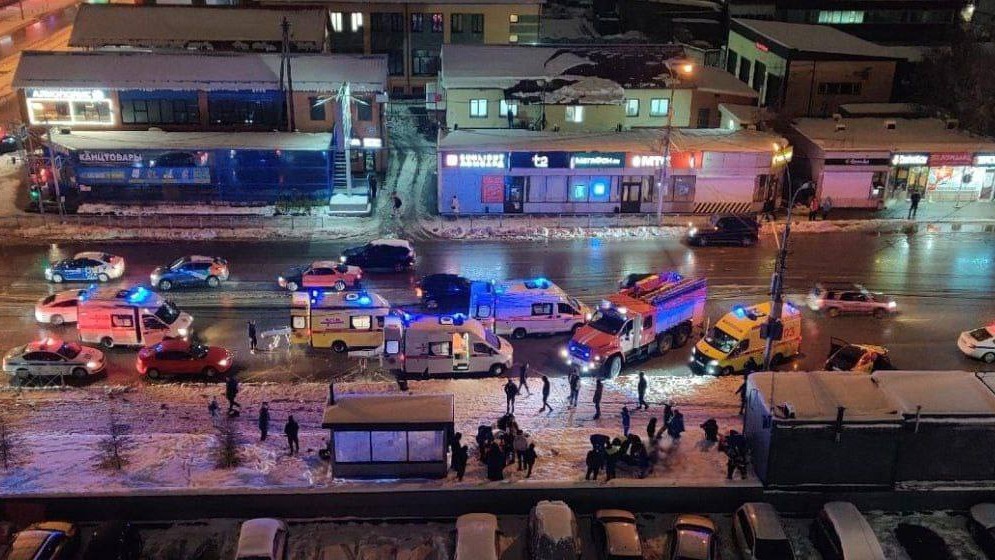 Автомобиль въехал в остановку в Новосибирске, есть пострадавшие