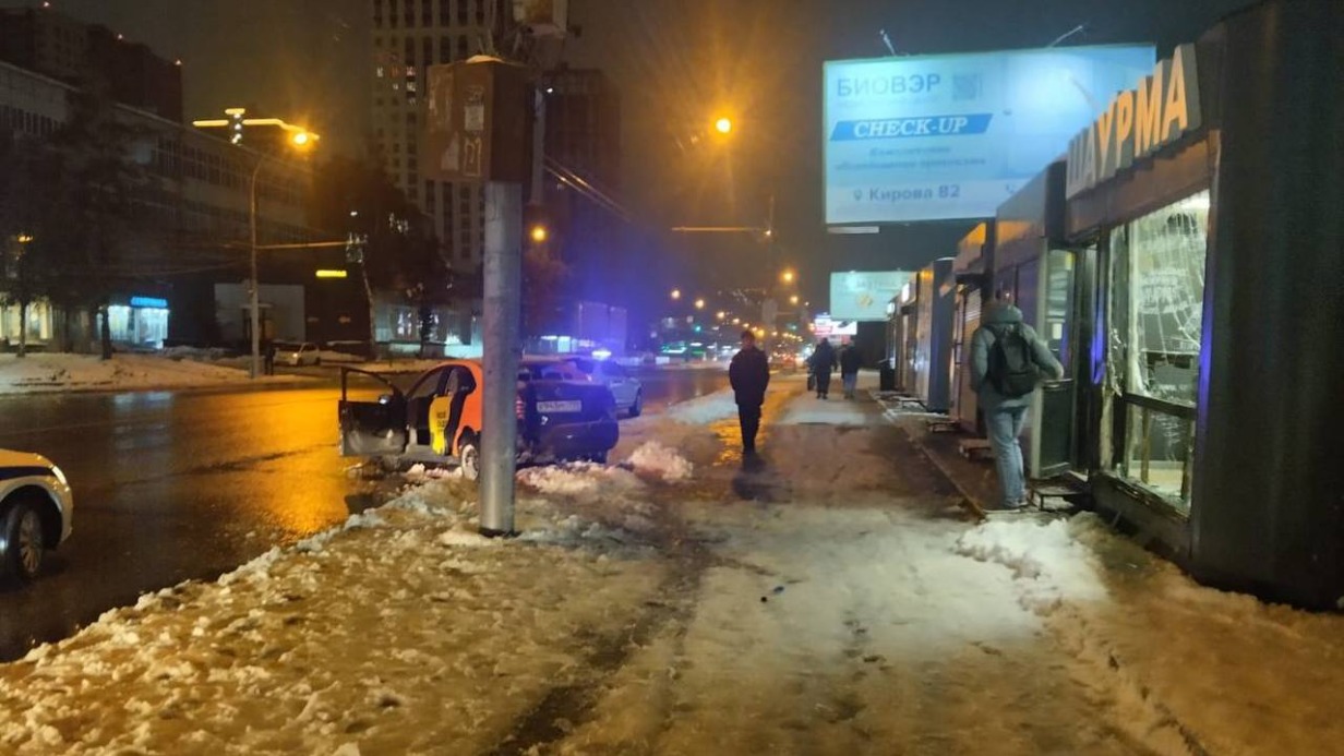 Появились кадры аварии в Новосибирске, где пьяный водитель въехал в остановку