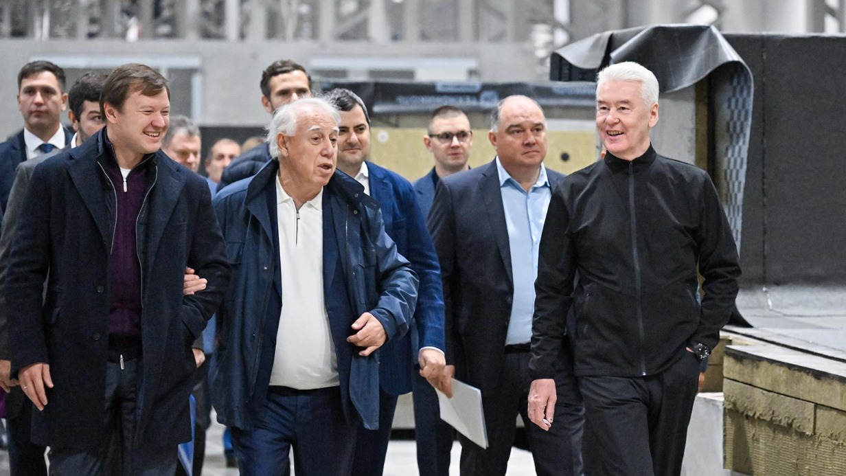 Мэр Москвы Сергей Собянин на открытии завода модульного домостроения с заммэра по вопросам градостроительной политики и строительства Владимиром Ефимовым и гендиректором группы компаний «МонАрх» Сергеем Амбарцумяном