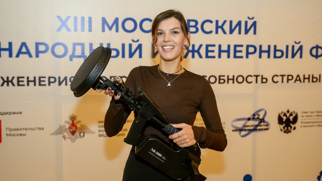 Специалист московской частной компании, участник Московского международного инженерного форума Юлия Борисова показывает инновационный прибор для поиска мелкой электроники: скрытых камер и записывающих устройств