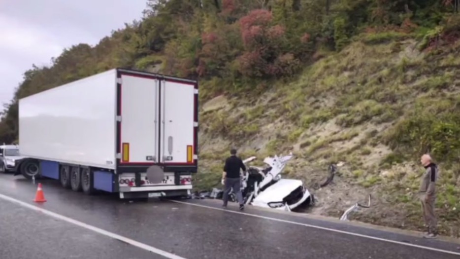 Двое детей и двое взрослых погибли в столкновении машины с фурой под Краснодаром