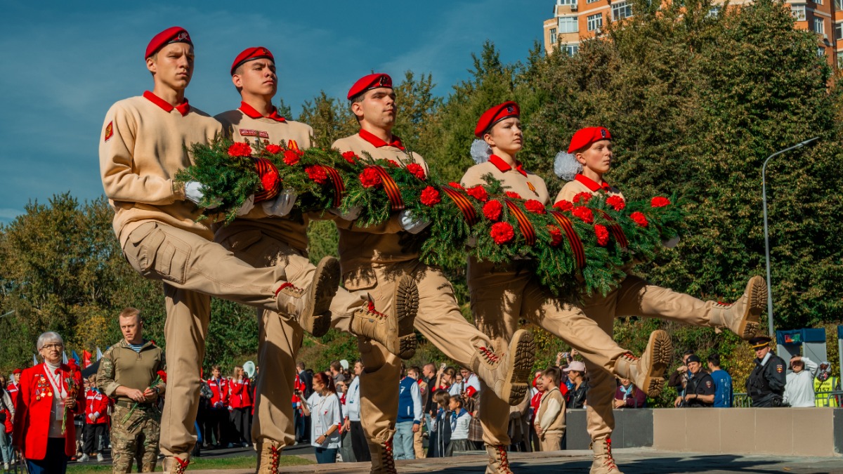 Школьники отдали дань уважения защитникам столицы в День Московского народного ополчения