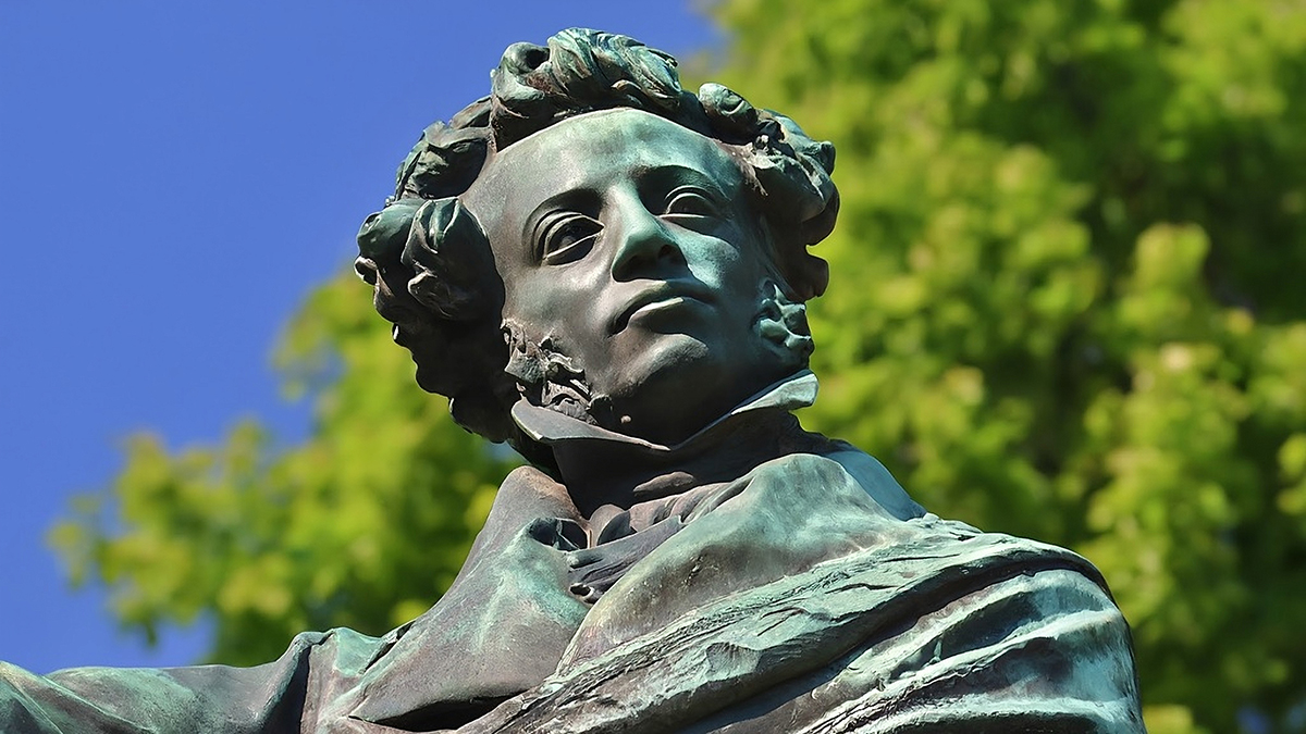 Вандалы отломали руку у памятника Пушкину в Покровском парке в Москве