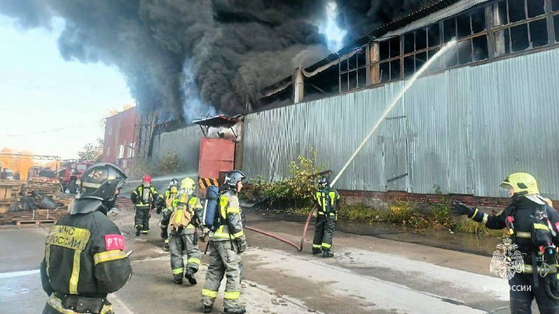 Мощный пожар охватил склад в подмосковной Электростали, кровля частично рухнула