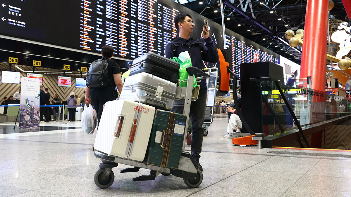 Надувные матрасы раздали пассажирам в аэропорту Сочи из-за задержки рейсов