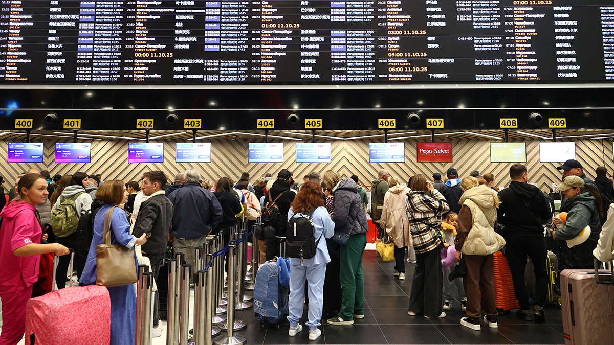 Более 15 рейсов задержали в аэропорту Мурманска из-за сильной метели с грозой