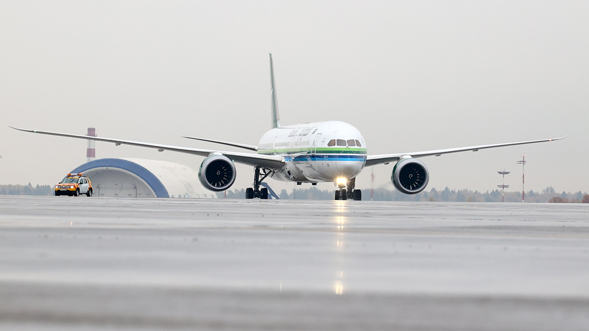 Летевший в Благовещенск пассажирский самолет аварийно сел в аэропорту Хабаровска