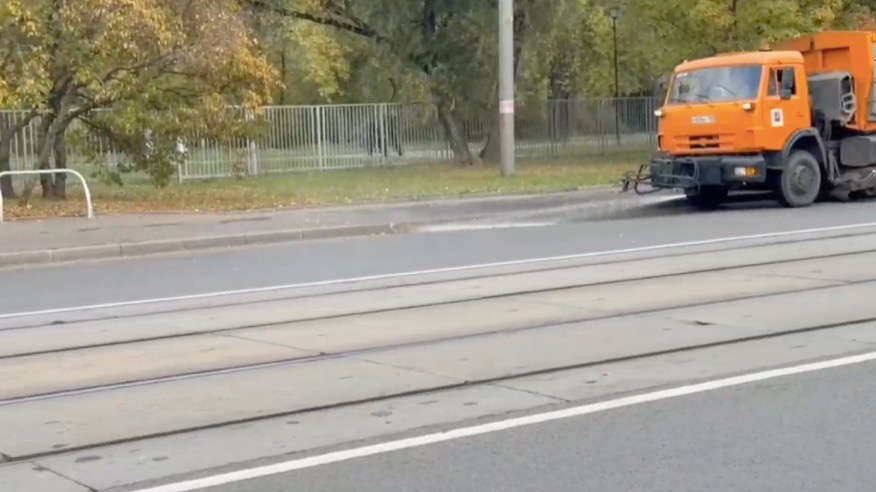 Дороги и тротуары Москвы промыли с шампунем в рамках подготовки к зиме