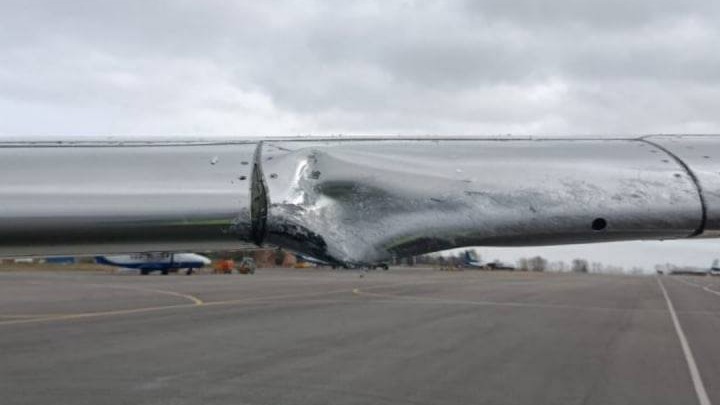 Самолет задел крылом микроавтобус в аэропорту Иркутска