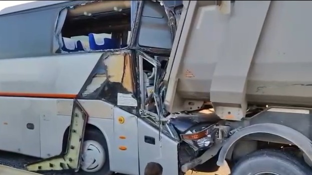 Экскурсионный автобус с детьми столкнулся с грузовиком в Краснодарском крае