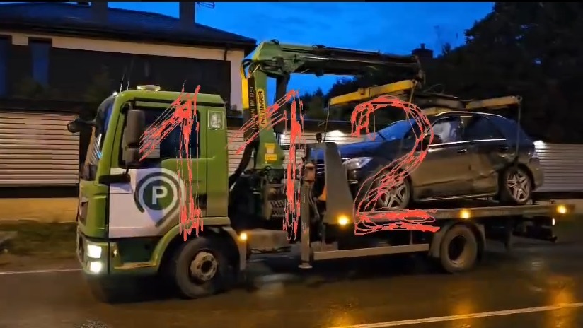 Mercedes экс-главы управления летной эксплуатации Росавиации Костылева попал в ДТП