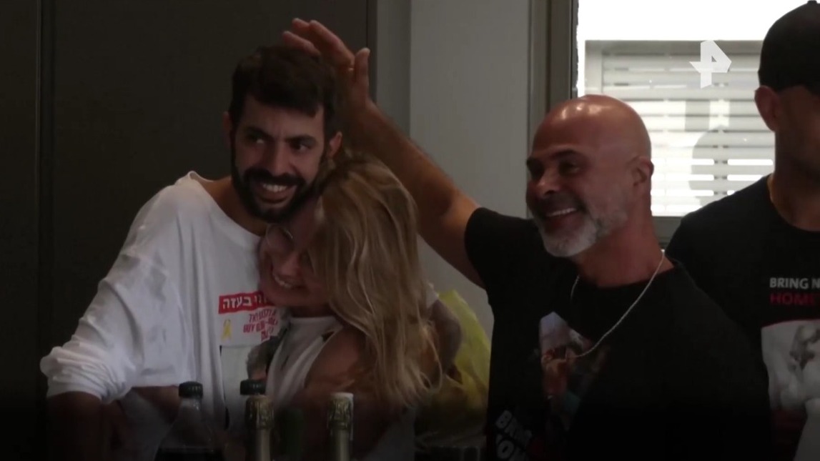 «Минуты кажутся вечностью»: появились кадры встречи израильских заложников с семьями