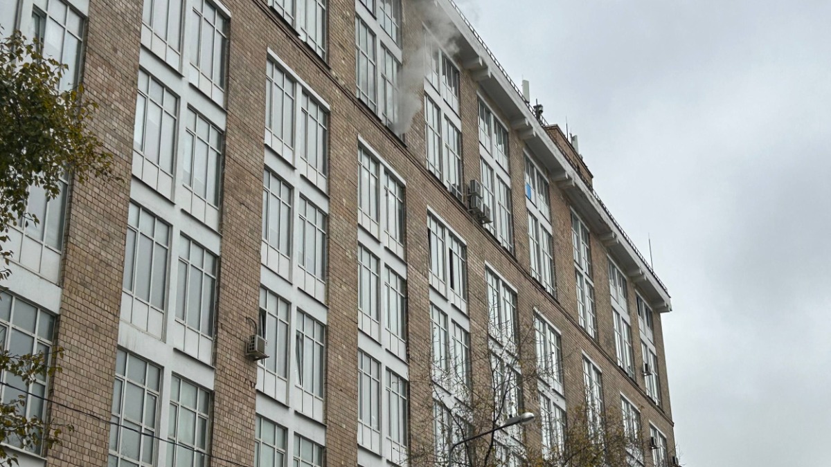 Здание, в котором находятся редакции нескольких СМИ, загорелось в Москве