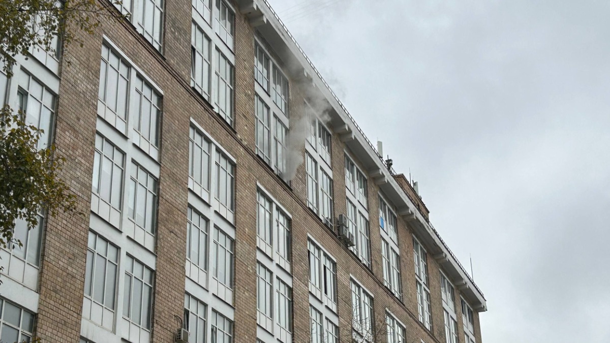 Появились кадры пожара в здании в Бумажном проезде, где расположен ряд СМИ