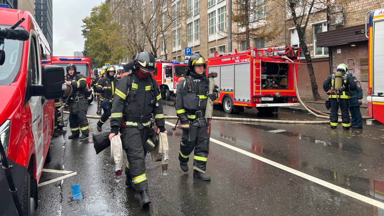 Пожар в здании в Бумажном проезде с несколькими редакциями СМИ локализован