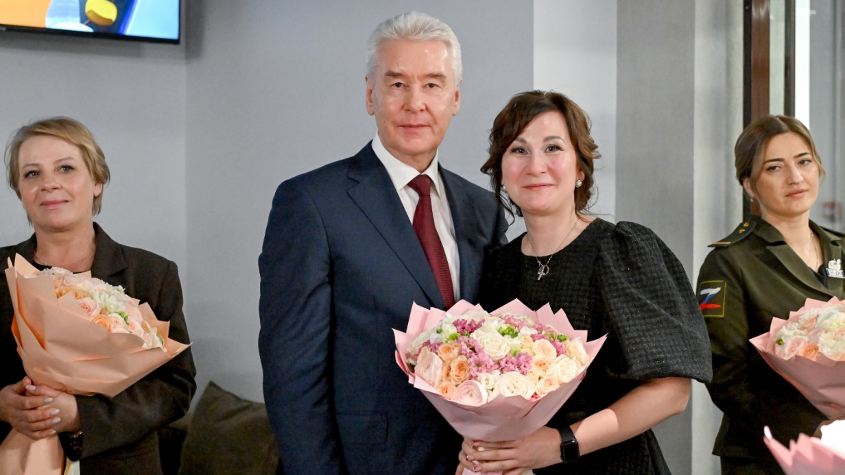 Мэр Москвы Сергей Собянин в Едином центре поддержки поздравляет с Международным женским днем супругу участника СВО Ольгу Тихонову