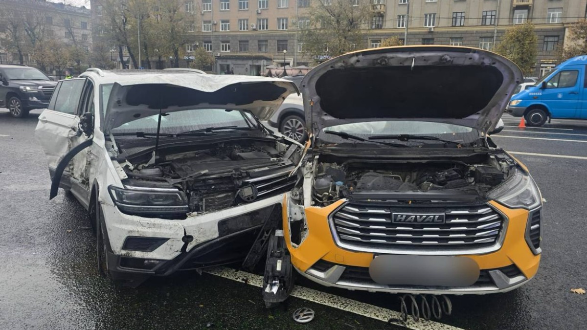 Четыре человека пострадали в ДТП на Кутузовском проспекте в Москве