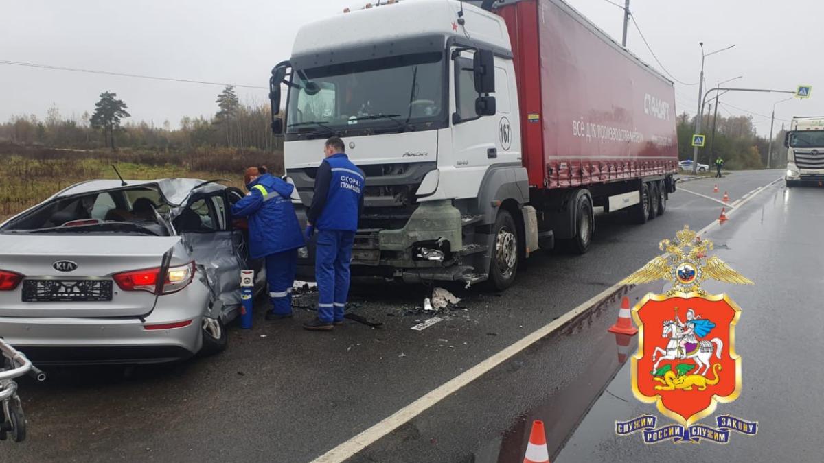 Один человек погиб в ДТП с легковушкой и фурой в Подмосковье