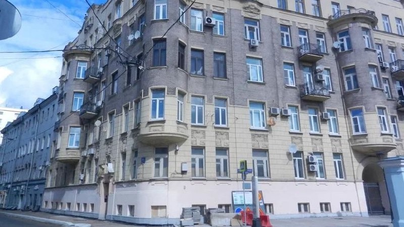 Бизнес может приобрести на торгах два помещения у станции метро «Чистые пруды»