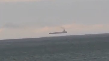 «Парящие» над Азовским морем корабли сняли на видео