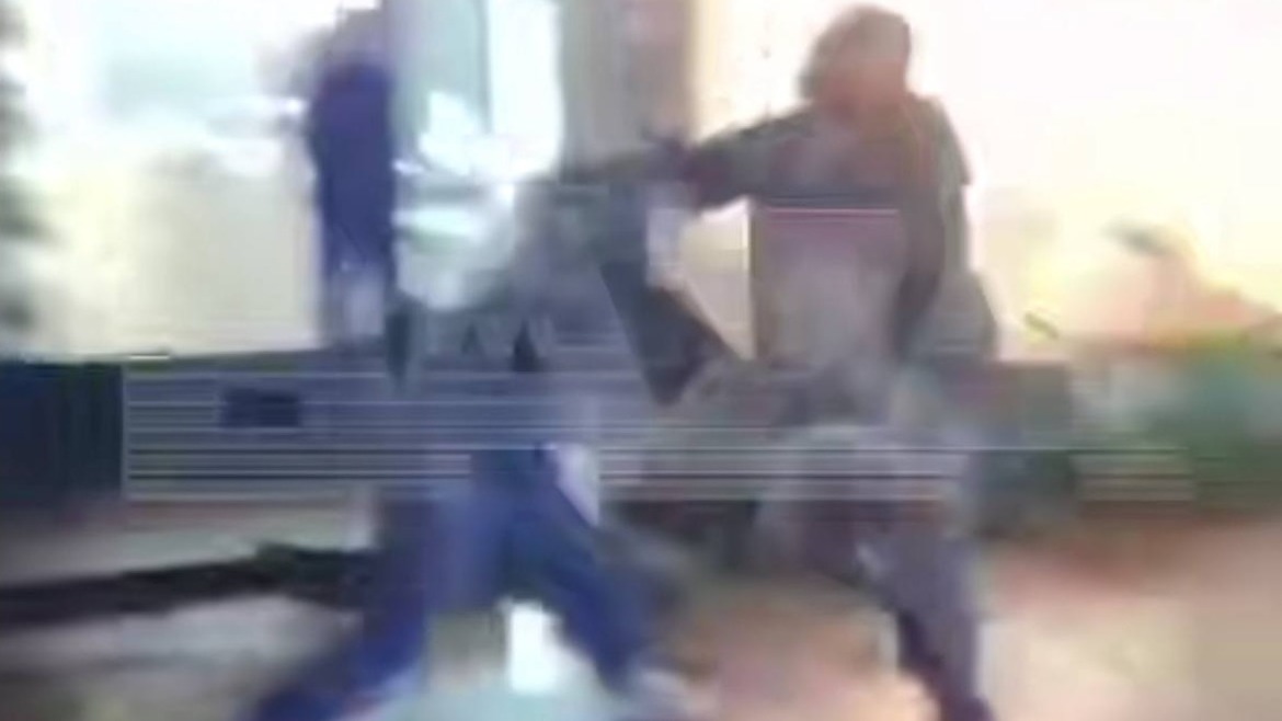 Продавец на нелегальном рынке избил подростков за слова о гнилых фруктах