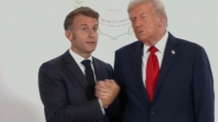 Макрон не смог сразу вырваться после рукопожатия с Трампом