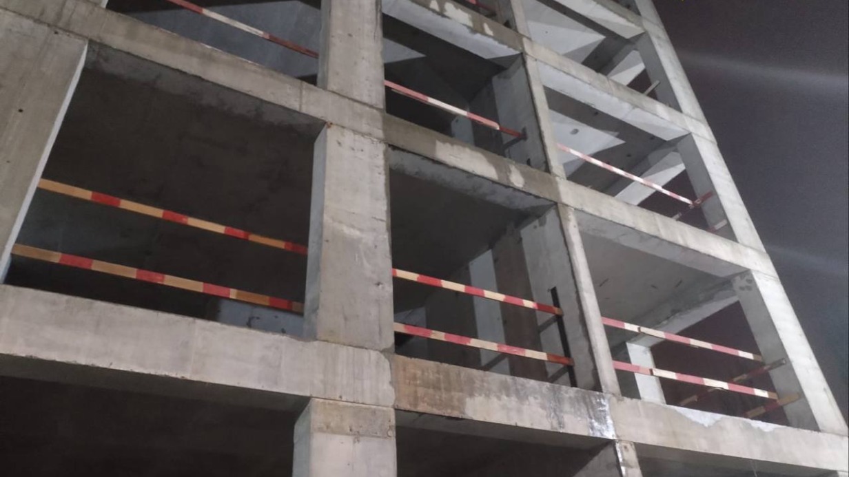 Рабочий упал с высоты шестого этажа на стройке в Москве и погиб