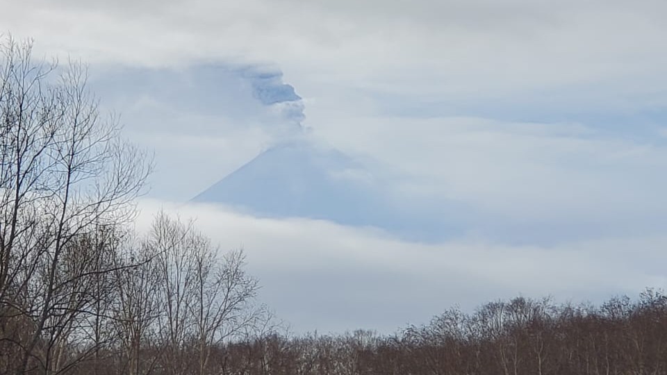 Вулкан Ключевской на Камчатке выбросил пепел на семь километров