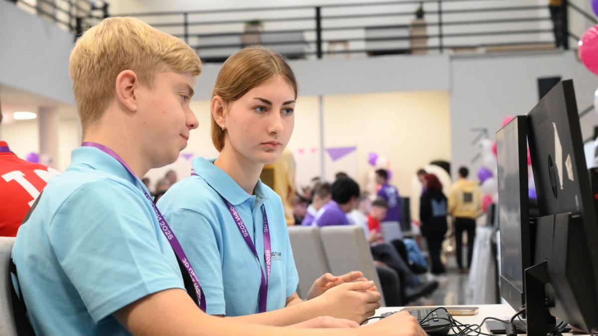 Участники чемпионата «3D Профи» студентка колледжа Мария Овчеренко и ученик 10-го класса Станислав Марков проходят аддитивную викторину, в которой проверяют свои знания. Ребята приехали на соревнования из Мариуполя вместе со своей командой AD ASTRA