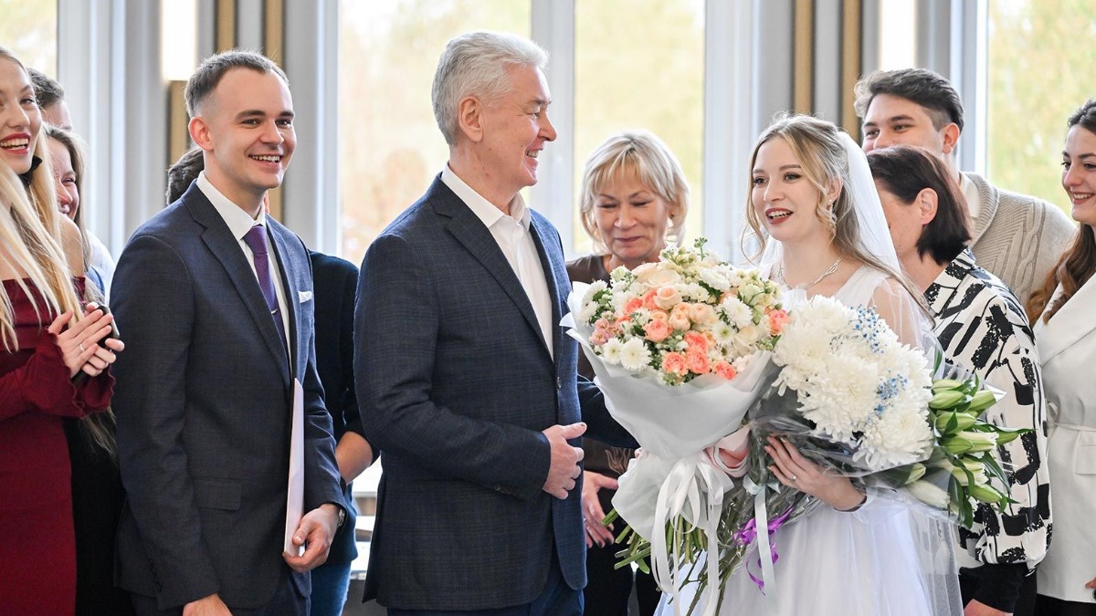 Мэр Москвы Сергей Собянин поздравил первых молодоженов — Екатерину Слободскую и Никиту Голованова с заключением брака в новом Дворце в Митине и вручил невесте праздничный букет. Зарегистрировать брак в новом дворце могут все желающие