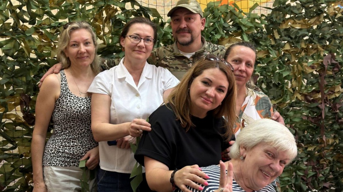 Женщины из волонтерского корпуса Таганского района передают гумпомощь через бойца специальной военной операции с позывным «Батя». Светлана Андреева, Джамиля Досаева, Мария Новикова, глава добровольческого движения Надежда Сальникова, Галина Краснова