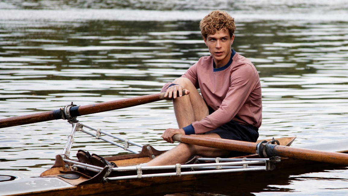 Кадр со съемок фильма «Первый на Олимпе». Главную роль — гребца и олимпийского чемпиона Юрия Тюкалова — исполнил Глеб Калюжный. Ради съемок в этой ленте актеру пришлось брать уроки по гребле