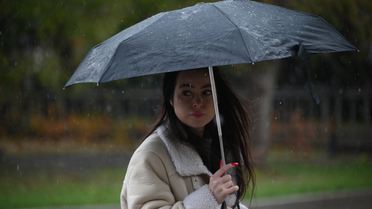 Студентка Ника Ена попала под осенний дождь