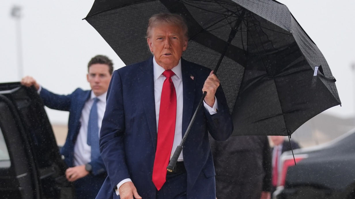 Президент Дональд Трамп общается с журналистами на Объединенной авиабазе Эндрюс, штат Мэриленд, по пути на Ближний Восток