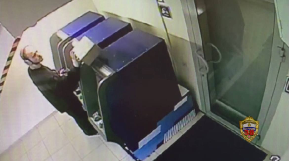 Москвич украл телефон за 100 тысяч рублей у посетителя отделения банка