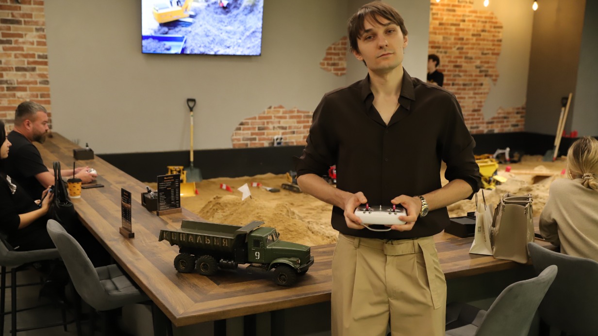 Основатель кафе-песочницы Данил Гаврилов отмечает, что многие детали для машин производят вручную