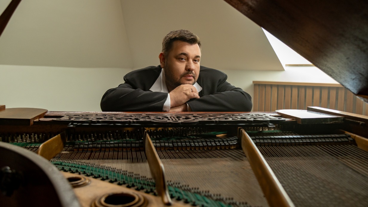 Сергей Жуков отмечает: писать для театра веселые композиции труднее, чем лирические