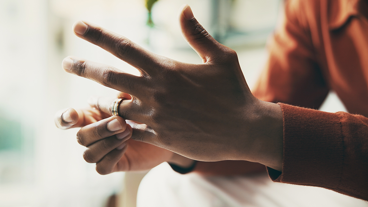 Можно ли носить обручальное кольцо после развода