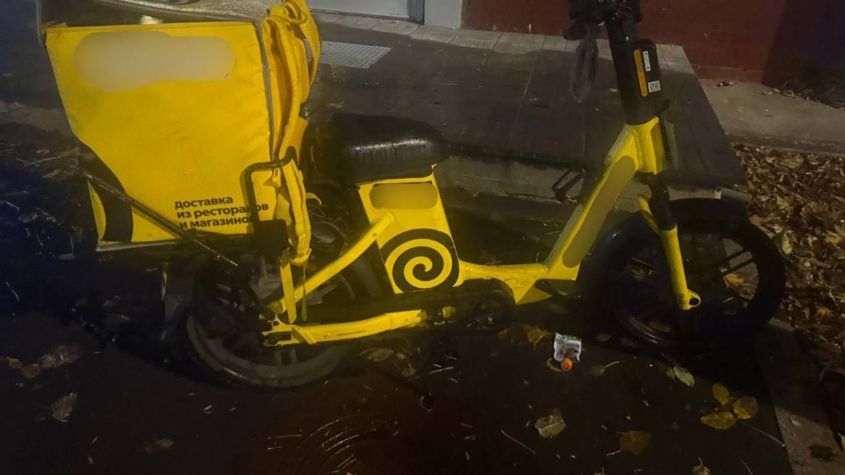 Курьер на электровелосипеде сбил женщину в Текстильщиках, ее госпитализировали 