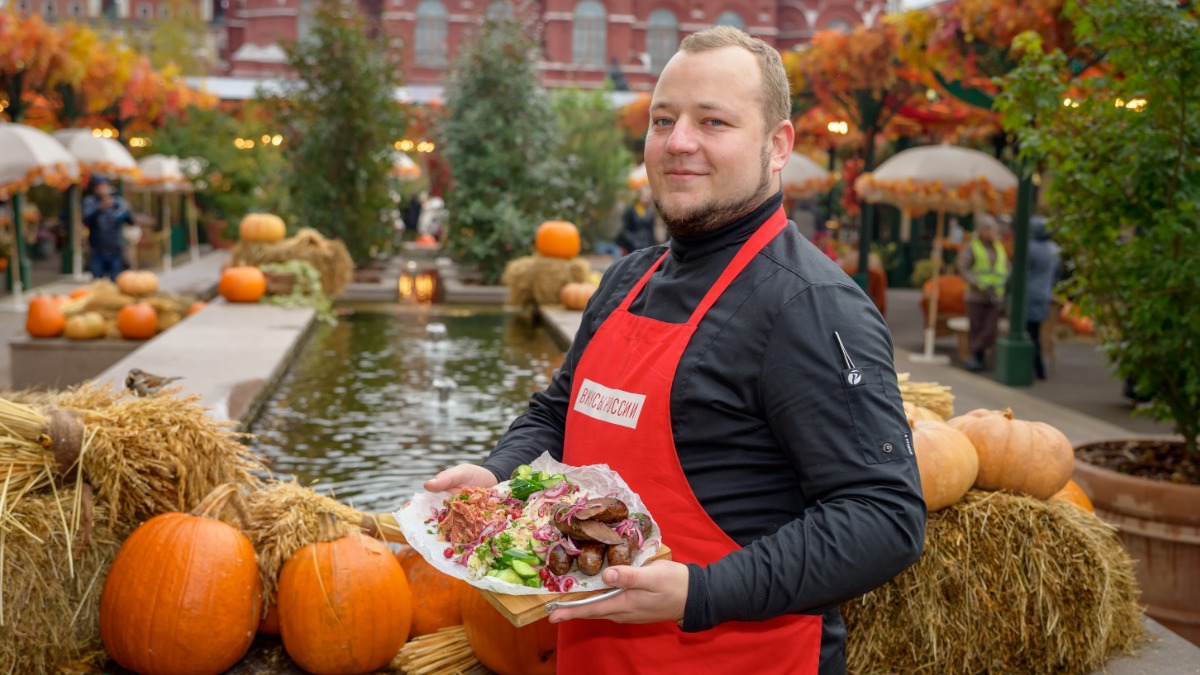 Шеф-повар Андрей Северин предлагает гостям осеннего гастрономического фестиваля на Манежной площади попробовать блюда с томленым кабаном и колбасками из оленины, а также рассказывает всем желающим о рецептах сибирской кухни