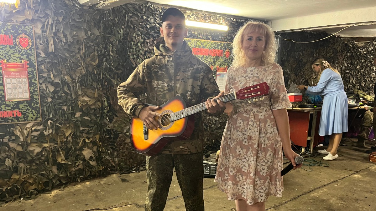 Руководитель фронтовой бригады «Ростовчанка» с позывным «Фея» на одном из недавних концертов в Авдеевке вручила солдату гитару из Подольска