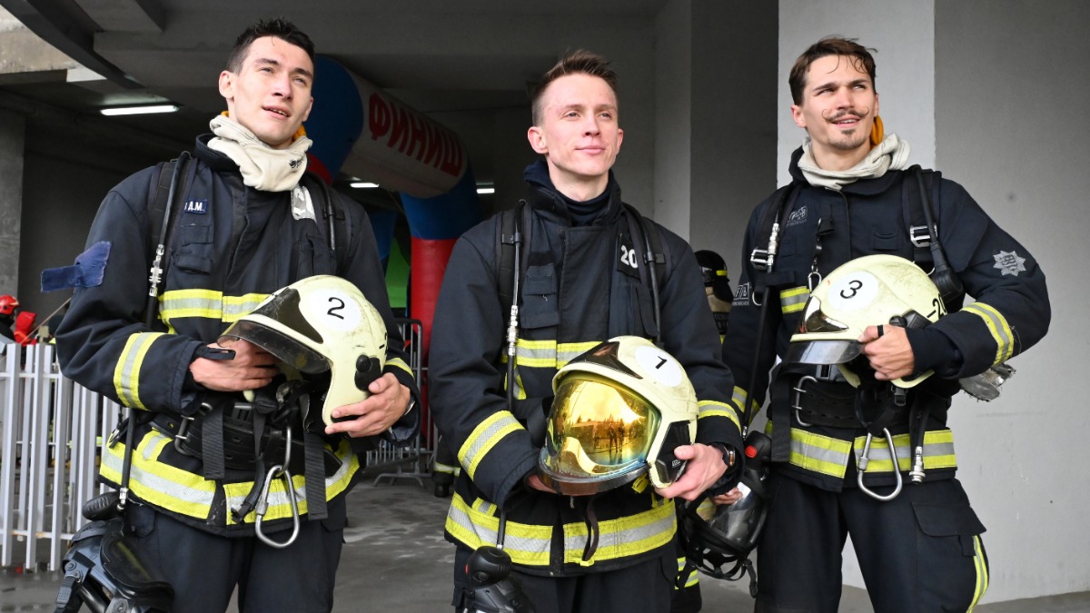 Специалисты 204-го пожарно-спасательного отряда Антон Желаднов, Кирилл Сорокин и Даниил Григорьев первыми прошли трассу профессиональных соревнований «Движение вверх», преодолев 36 этажей