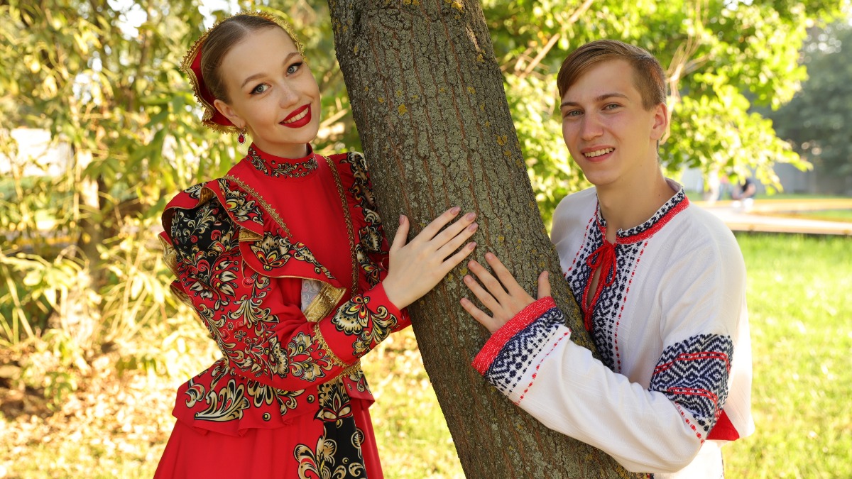 Фестиваль «Русское поле» в музее-заповеднике «Коломенское». Участники фестиваля из Москвы Степан Крайнов и София Соснина, артисты вокального ансамбля «Руса»