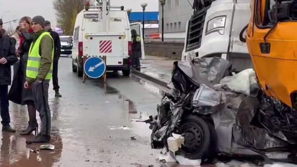 Грузовик протаранил 11 автомобилей в Уфе