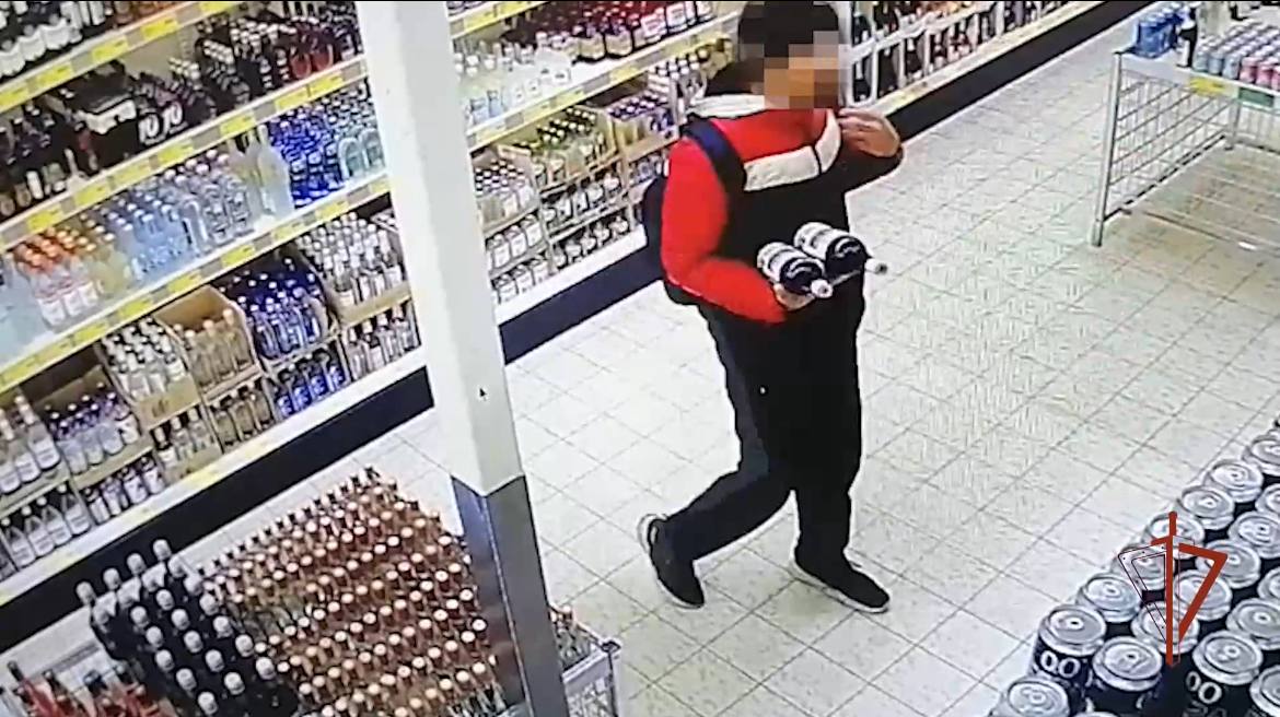 Вор-рецидивист украл шесть бутылок с алкоголем из магазина в Подмосковье