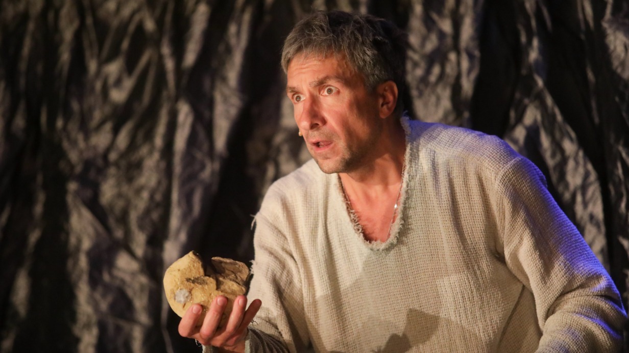 Григорий Антипенко в моноспектакле «Старик и море» Театра имени Евгения Вахтангова