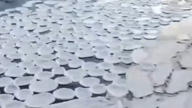 Необычные ледяные круги заметили на реке Назас в Кемеровской области