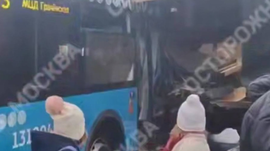 СМИ: Пассажиры автобуса пострадали в ДТП с «газелью» на севере Москвы