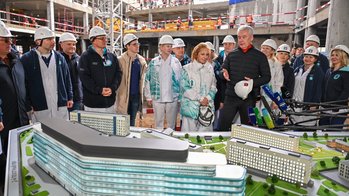 Мэр Москвы Сергей Собянин, директор ГБУЗ «МКНИЦ Больница 52 ДЗМ» Марьяна Лысенко, строители и врачи осмотрели ход возведения нового многопрофильного комплекса на Пехотной улице. Сдать его обещают через два года. Современный комплекс заменит устаревшие корпуса